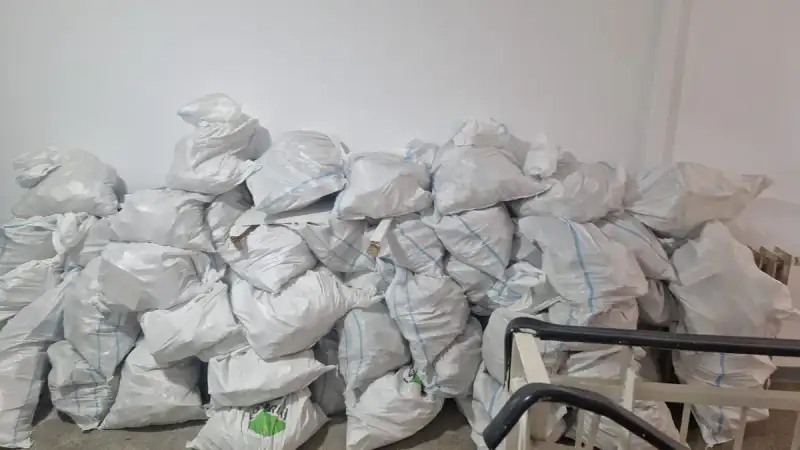 Apartament cu moloz din renovare pe podea în Sector 3 București - înainte de evacuare