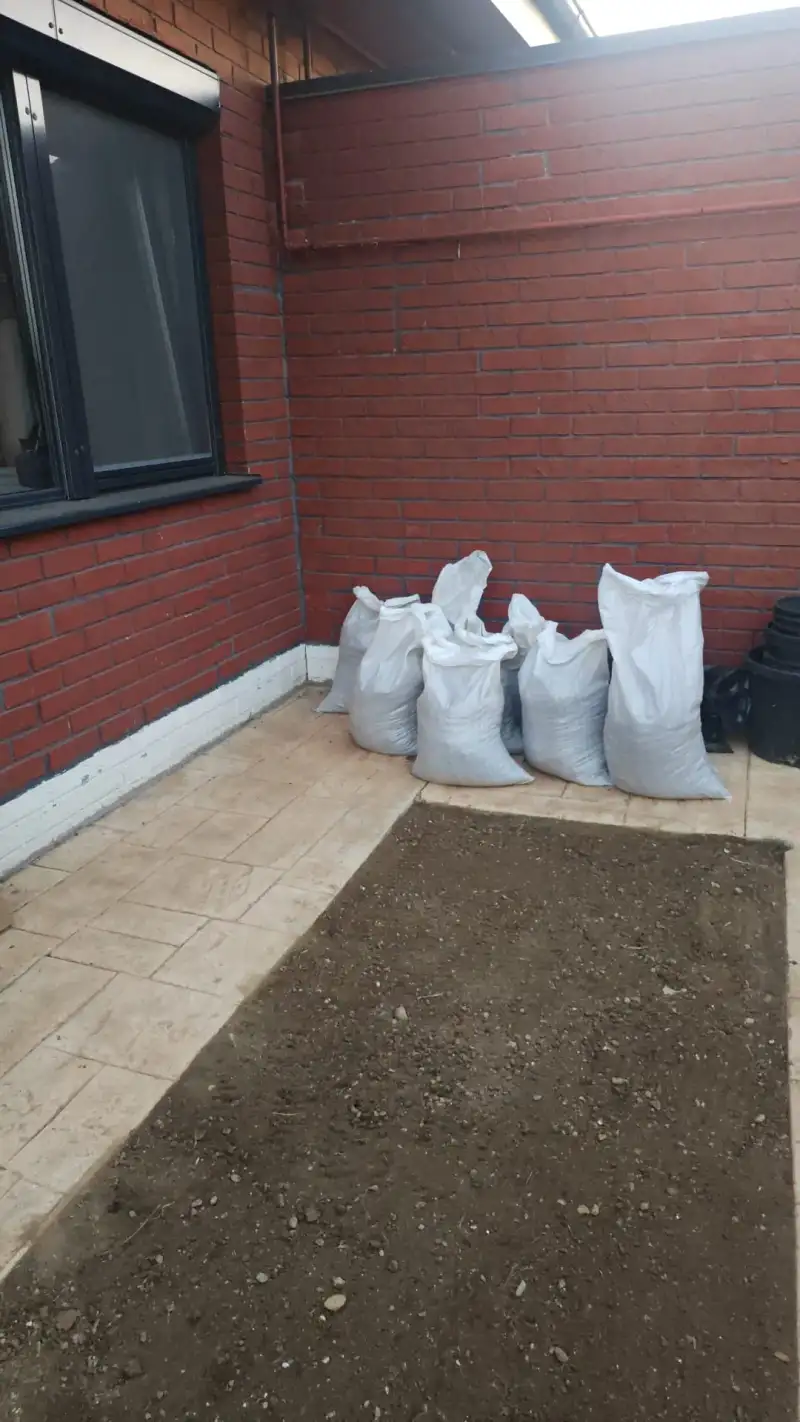 Spațiu comercial plin cu rafturi și materiale de construcție în Sector 1 - înainte