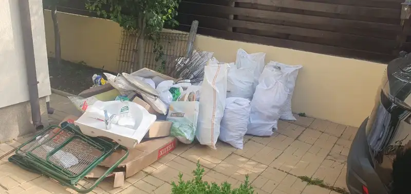 Șantier cu moloz din demolare pereți interiori în Sector 5 București